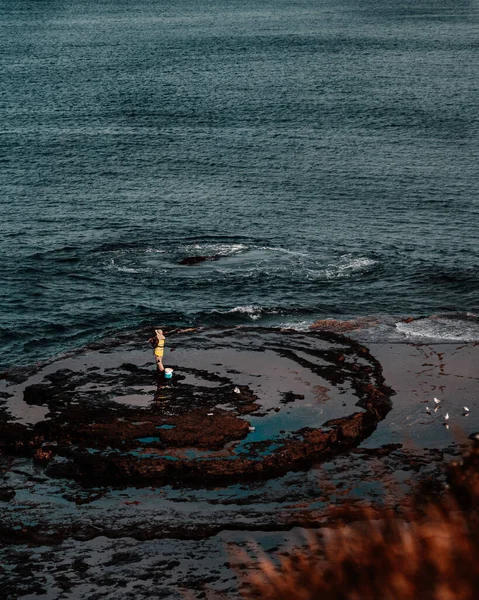 Eine Dunkle Vertikale Aufnahme Der Meereswellen Nach Sonnenuntergang Mit Einem — Stockfoto