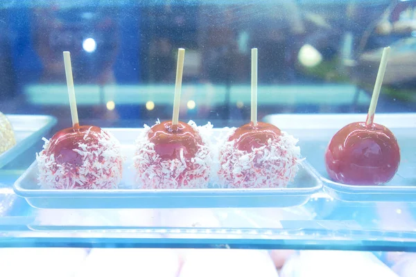 Ein Paar Leckere Bonbonäpfel Auf Tellern Hinter Glas Einem Geschäft — Stockfoto