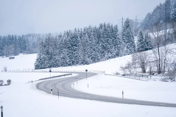 Ένα Χιονισμένο Μονοπάτι Καμπύλη Κατά Διάρκεια Του Χειμώνα — Φωτογραφία Αρχείου