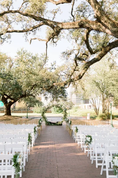 Ένα Γραφικό Πλάνο Ενός Γαμήλιου Χώρου Στο Πάρκο Λευκές Καρέκλες — Φωτογραφία Αρχείου