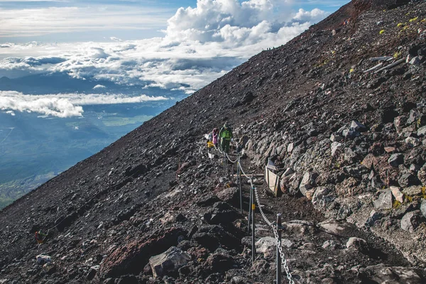 Japan Tourists Climb Top Mount Fuji — Stock Photo, Image