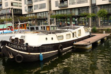 Siyah beyaz Adriana teknesi Dublin 'deki Grand Canal Rıhtımı' na yanaştı.