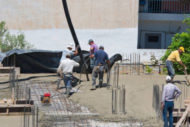 İnşaat işçileri inşaat halindeki bir binada çalışırken