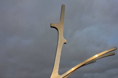 Yakın plan: Dünyaca ünlü Solfar (Güneş Voyager) tekne heykeli, güneş yansıması, dramatik gökyüzü, konsept: özgürlük, keşif, ilerleme