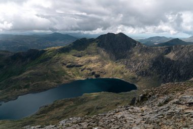 Y Lliwedd Dağı 'nın panoramik manzarası ve Llyn Llydaw gölü ön planda, Snowdonia