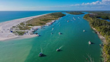 Güneşli bir yaz gününde güzel bir denizin havadan görünüşü.
