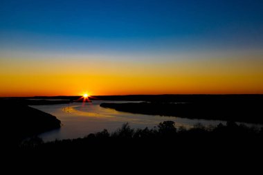 Nehrin üzerinde bulutsuz güzel bir gün batımı manzarası
