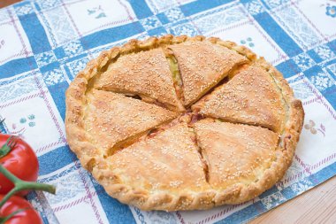 Geleneksel turta, ahşapla kaplanmış pizza.