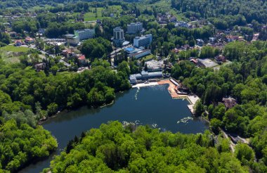 Ursu Gölü 'nün bulunduğu bir havacılık sahası, Romanya' ya yakın. Dünyanın en büyük helotermal gölüdür. En yüksek tuz konsantrasyonuna sahiptir.
