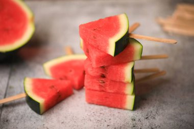 Karpuz buzlu şeker şeklinde kesilmiş.