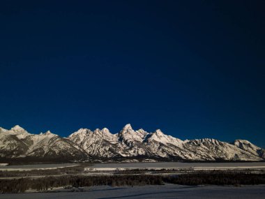 ABD 'nin Wyoming şehrindeki Grand Teton Ulusal Parkı' ndaki kayalık dağların manzarası.