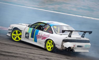 Nissan Silvia S14 yarış pistinde sürükleniyor