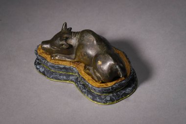 Masadaki güzel bir heykelin yakın çekimi.