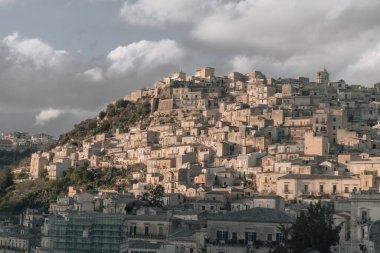 Modica, Sicilya, İtalya 'daki bir tepedeki binaların hava görüntüsü