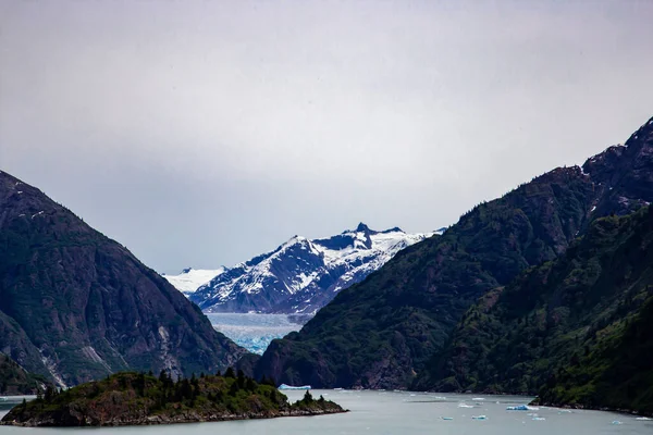 Eine Atemberaubende Landschaft Der Schneebedeckten Berge Mit Seen Fuße Einem — Stockfoto