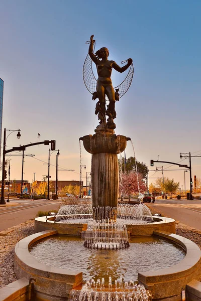 Pionowe Ujęcie Fontanny Wodnej Kansas City Obszarze Metropolitalnym Missouri Zachodzie — Zdjęcie stockowe