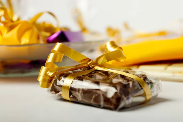 Uma Foto Close Uma Barra Chocolate Enrolada Bem Sobre Fundo — Fotografia de Stock