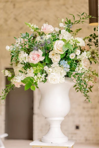 Vazoda güller olan zarif bir gelin buketi.