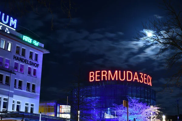 Colpo Angolo Basso Segno Illuminato Del Bermuda3Eck Bochum Germania — Foto Stock