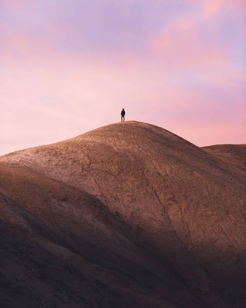 Tiro Vertical Homem Montanha Durante Pôr Sol — Fotografia de Stock