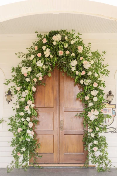 Fairhope, Alabama 'daki Kutsal Yürek Şapeli' nin kapısı çiçeklerle süslenmiş.