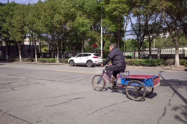 Zbliżenie Starego Azjaty Jeżdżącego Rowerze Trzykołowym Drodze — Zdjęcie stockowe