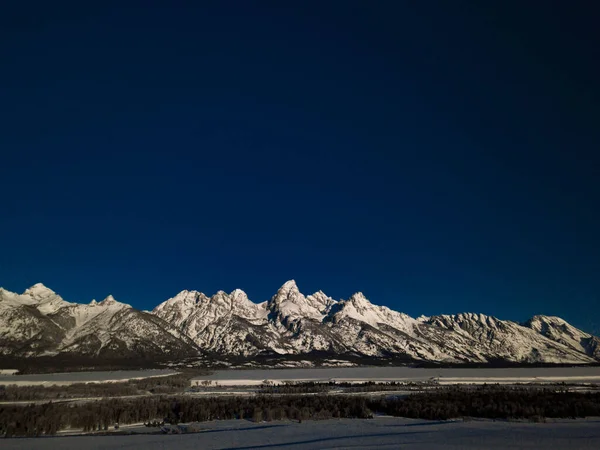 ABD 'nin Wyoming şehrindeki Grand Teton Ulusal Parkı' ndaki kayalık dağların manzarası.