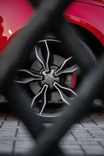 Audi Rim Vermelho Através Uma Cerca — Fotografia de Stock