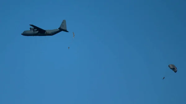 Военнослужащие Прыгающие Парашютом Самолета Королевских Ввс Фоне Голубого Неба Океанском — стоковое фото