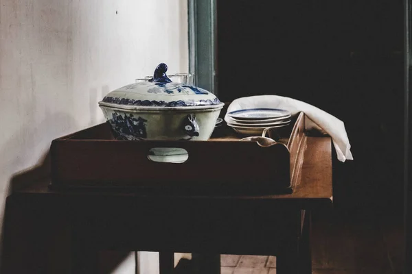 Una Olla Platos Con Una Toalla Sobre Una Mesa Madera — Foto de Stock