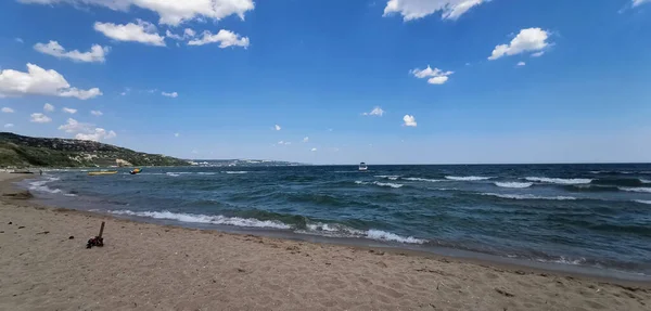 Lindo Tiro Panorâmico Ondas Oceano Colidindo Com Praia Areia Durante — Fotografia de Stock