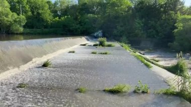 Olathe, Kansas, ABD 'de sağanak yağmurdan sonra Cedar Gölü' nün güzel bir manzarası.