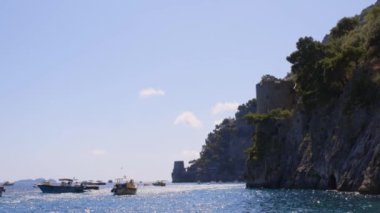 İtalya 'nın Amalfi kıyısındaki güzel bir deniz manzarası.