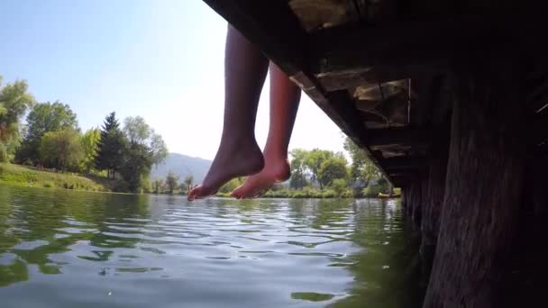Női Lábak Himbálózik Egy Hídon Egy Patak Felett — Stock videók