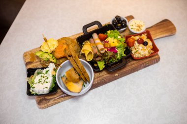 Tahtadaki çeşitli aperatifler