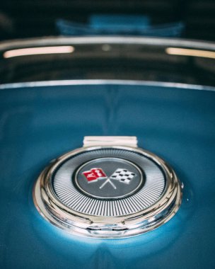 Eski bir mavi Corvette kapak kapağının dikey görüntüsü.