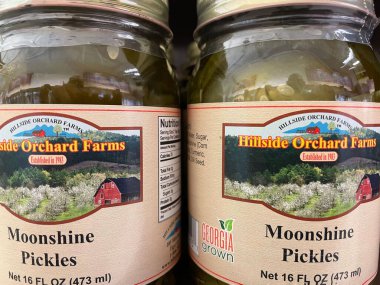 Grovetown, Ga USA - 04: 22 22: Perakende gıda ürünleri Hillside Orchard Farms Moonshine turşuları
