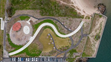 Bulutlu bir günde Brooklyn, New York 'ta Sheepshead Körfezi' ndeki güzel bir parkın manzarası.