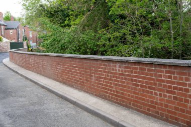 Ouseburn nehrinde sel savunması. Tyne, İngiltere 'deki Newcastle, yakınlardaki evleri ve yolları koruyor..