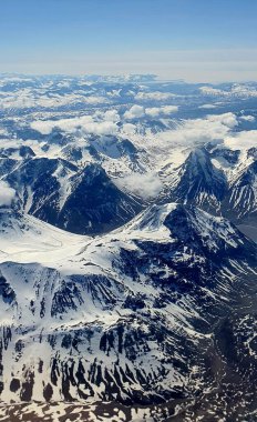 Grönland 'daki karlı dağların havadan görünüşü