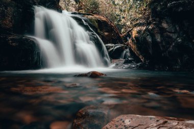 Şelalenin manzarası, arka plan için mükemmel.