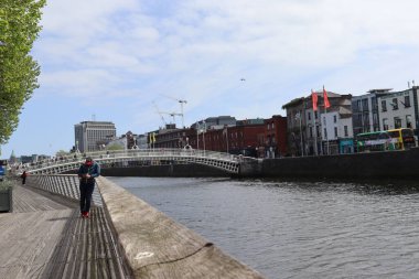 Liffey, Dublin, İrlanda nehri üzerindeki tarihi yarım peni köprüsünün manzarası