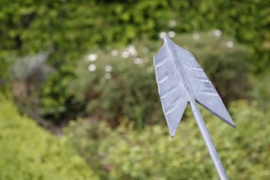 Baharda solu gösteren metal ok ucu: hedef, odaklanma, görev yönelimi, kullanım: arkaplan, duvar kağıdı, kopyalama alanı (yatay), Hildesheim