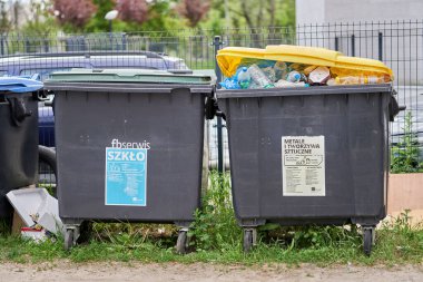 Poznan, Polonya 'da, Zegrze bölgesinde art arda dolu bir çöp konteynırı.