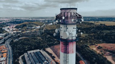 Şehir manzaralı bir mikrodalga anten kulesinin hava görüntüsü.