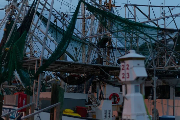 Eine Nahaufnahme Von Fischernetzen Hafen Einem Düsteren Tag — Stockfoto