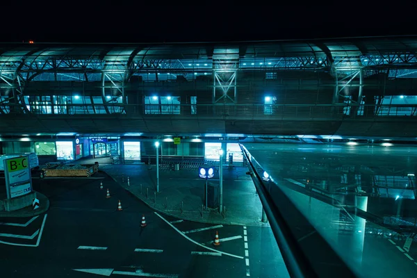 Colpo Angolo Basso Dell Aeroporto Dus Skytrain Notte Duesseldorf Germania — Foto Stock