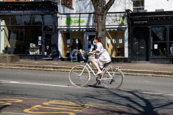 Ung Kvinna Cyklar Blackheath London England — Stockfoto