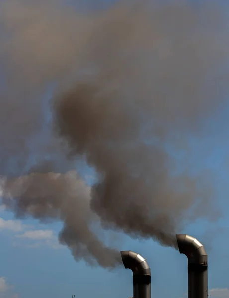 Twee Schoorstenen Waaruit Zwarte Rook Komt Vervuiling Giftig — Stockfoto