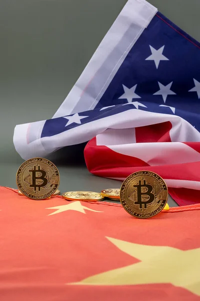 Close Das Bandeiras Americana Chinesa Com Bitcoins Fundo Cinza — Fotografia de Stock